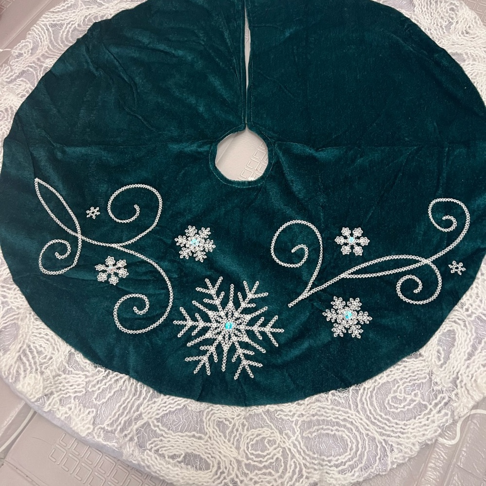 Elegant Green Holiday Tree Skirt with Snowflake Design